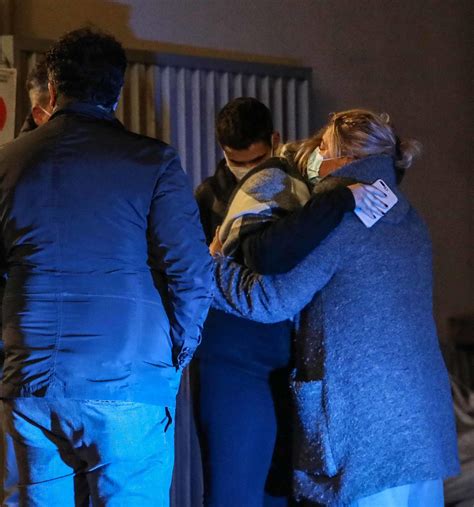 litiga con mamma e papà e si getta nel vuoto
